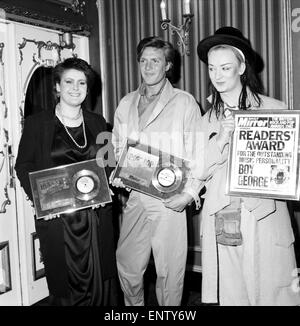 Britischer Rock und Pop Preis im Londoner Lyceum Ballroom. Sänger der Gruppe Kultur Club Boy George (rechts) feiert nach dem Sieg der Daily Mirror Leser Award für herausragende Musik Persönlichkeit mit Alison Moyet des Pop-Duos Yazoo (links), gewann die beste Sängerin und Simon Le Bon von Duran Duran, die den Preis der besten männlichen Sänger nahmen. 9. Februar 1983. Stockfoto