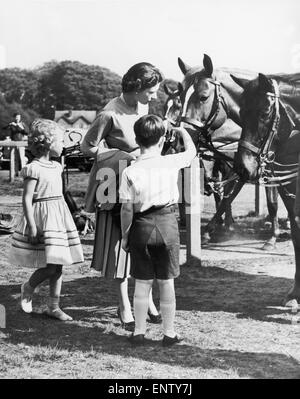 Die Königin, Prinz Charles und Prinzessin Anne bei der Royal Windsor Horse Show. Mai 1956. Stockfoto