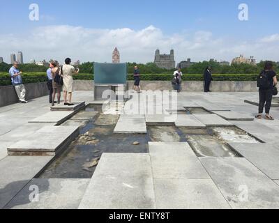 New York, USA. 11. Mai 2015. Die New Yorker Metropolitan Museum öffnet seine berühmten Dachterrasse für die neue Saison mit einem Kunstwerk des französischen Künstlers Pierre Huyghe, der speziell für diesen Anlass in New York, USA, 11. Mai 2015 erstellt wurde. Der Künstler Riss offenen Teile der Terrasse und richten Sie ein Aquarium mit großen Felsen vor Manhattans Skyline. Foto: Christina Horsten/Dpa/Alamy Live News Stockfoto