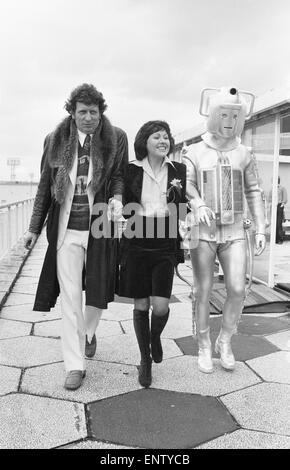 Fototermin der neuen Doctor Who, Schauspieler Tom Baker - 4. Arzt - im Bild mit Assistentin Sarah Jane Smith gespielt von der Schauspielerin Elisabeth Sladen einzuführen. 15. Februar 1974. Stockfoto