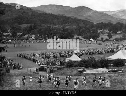 Grasmere Dreifachturnhalle Show 1951. Das Juvenile Guides Rennen die Läuferinnen und Läufer die Arena im Hintergrund gerade verlassen haben und machen den Aufstieg an die Spitze des Berges um eine Flagge und Decend auf eine laufende Geschwindigkeit drehen. August 1951 P002552 Stockfoto