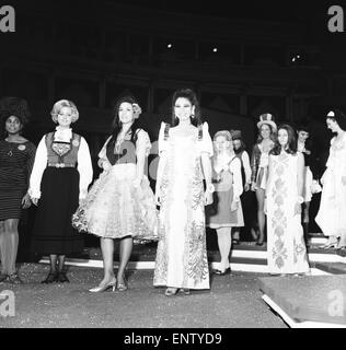 Miss Welt Teilnehmer in Tracht, in der Royal Albert Hall, 27. November 1969. Im Bild: Vordere Reihe L-R Miss Nigeria Morenkike Faribido, Miss Norwegen Kjersti Jortum, Miss Paraguay Blanca Zaldivar und Miss Philippinen Liza Teresa Miro. Stockfoto