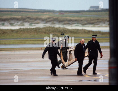 Sumburgh Hubschrauberabsturz. Teile des Hubschraubers von dem Absturz erholt. November 1986. Am 6. November 1986 stürzte ein Boeing 234LR Chinook-Hubschrauber 2,5 mi (4,0 km) nordöstlich des Flughafens. Nur zwei Menschen überlebten mit 45 Todesopfer. Stockfoto