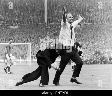 FA-Cup-Finale im Wembley-Stadion. Everton 3 V Sheffield Wednesday 2. Ein jubelnder Everton-Fan ist Rugby von einem Polizisten angegangen, wie er läuft auf das Spielfeld in der Feier des FC Everton erzielte dabei ein Tor. 15. Mai 1966. Stockfoto