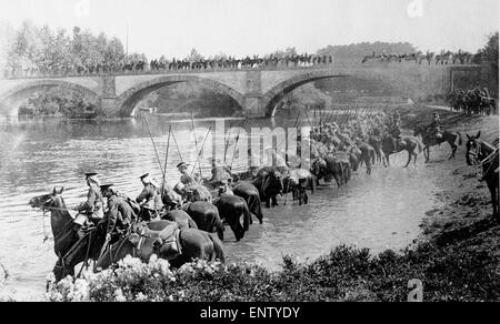 Britische Kavallerie Bewässerung ihre Pferde an einem Fluss in Frankreich. Ca. Oktober 1914 Original-Bildunterschrift: Lancers Bewässerung ihre Pferde an einem Fluss in Frankreich. Andere sind der Brücke gesehen. -Bis überwältigt von Zahlen, die britische Kavallerie tun was sie wollen, mit den deutschen, Aud für sich gewonnen haben ein: ewige Herrlichkeit, in dem Sie freigeben können. Weitere 100.000 Mann werden auf einmal benötigt, und wie das Alter, die Grenze wurde auf achtunddreißig angehoben sind viele, die bisher können, von der Anwerbung verhindert werden jetzt berechtigt. '' (Seite 7 täglich Spiegel 28. Oktober 1914) Stockfoto