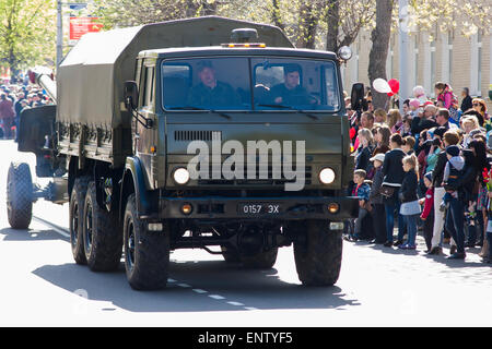 9. Mai 2015; Belarus, Borisov: Illustration Parade der Tag des Sieges in Borisov. Bewegung von militärischer Ausrüstung. Stockfoto