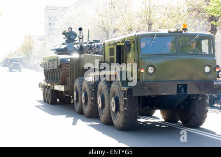 9. Mai 2015; Belarus, Borisov: Illustration Parade der Tag des Sieges in Borisov. Bewegung von militärischer Ausrüstung. Stockfoto