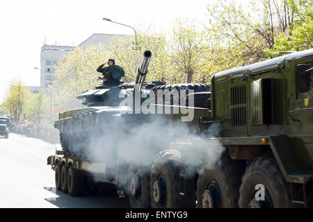 9. Mai 2015; Belarus, Borisov: Illustration Parade der Tag des Sieges in Borisov. Bewegung von militärischer Ausrüstung. Stockfoto