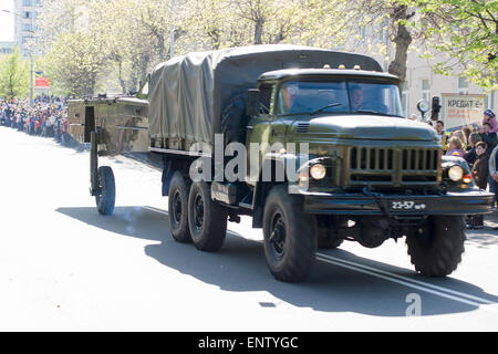 9. Mai 2015; Belarus, Borisov: Illustration Parade der Tag des Sieges in Borisov. Bewegung von militärischer Ausrüstung. Stockfoto