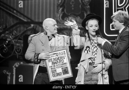 Britischer Rock und Pop Preis im Londoner Lyceum Ballroom. Sänger der Gruppe Kultur Club Boy George (rechts) erhält der Daily Mirror Leser Award für herausragende Musik-Persönlichkeit. 9. Februar 1983. Stockfoto
