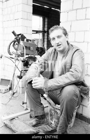 Gary Holton Schauspieler Auf Wiedersehen Pet, Fernsehsendung, gefilmt in den zentralen TV Elstree Studios, Oktober 1982. Der Comedy-Serie ist über ein Team von britischen Maurer in Deutschland tätig. Im Bild: Schauspieler Jimmy Nail Stockfoto