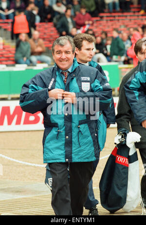 England-Manager Terry Venables Tbefore seiner Seite Länderspiel gegen Ungarn im Wembley-Stadion. 18. Mai 1996. Stockfoto