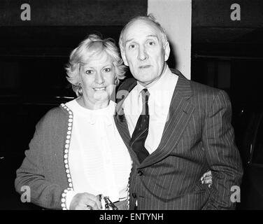 Thomas Wisbey und Frau Rennee, abgebildet, so dass Old Bailey in London, März 1982. Der große Zug Räuber ging in die Freiheit nach Geldstrafe £500 für seine Rolle in einem anderen Zug Verbrechen. 1965 wurde er seit 30 Jahren für seine Rolle in den großen £2.750.000 Überfall inhaftiert. Aber der Old Bailey Richter gesagt: Alkoholiker, die 1976 auf Bewährung entlassen wurde, seine neuesten Straftat, Umgang mit Reiseschecks Postzüge von einer Bande gestohlen "nicht von der schwersten" wurde. Stockfoto