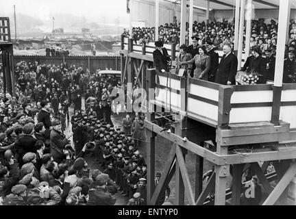 Prinzessin Elizabeth startet HMS Eagle in Belfast. 19. März 1946. Stockfoto