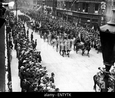 Mitglieder der Royal Artillery gesehen hier marschieren durch die Straßen von London während der Siegesparade 1919. 19. Juli 1919 Stockfoto