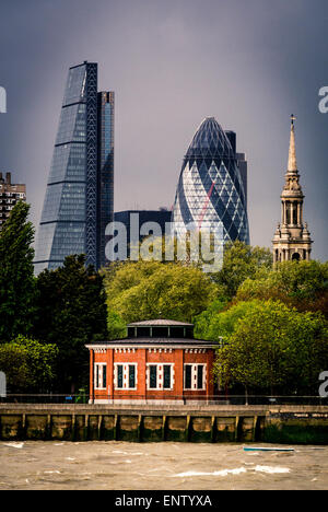 The Gherkin and Cheese Reibe Buildings from South Bank River Thames, Air Shaft to Rotherhithe Tunnel, King Edward VII Memorial. Stockfoto