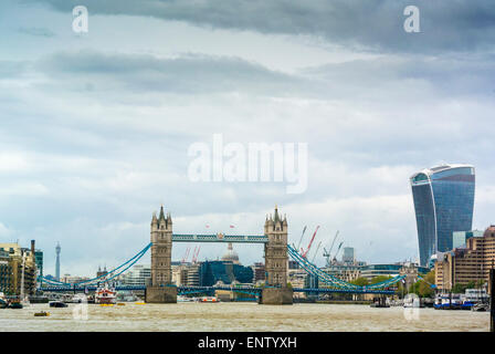 Tower Bridge mit St. Paul's Cathedral Kuppel Blick hinter dem Northern und Shell Gebäude, mit Turmkräne in der Ferne. Stockfoto