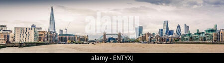 Blick in Richtung Tower Bridge entlang der Themse von East London. Stockfoto
