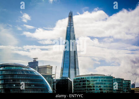 Die Scherbe mit Spitze des Rathauses im Vordergrund, London. Stockfoto