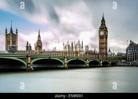 Westminster Brücke über die Themse mit Houses of Parliament und Big Ben im Hintergrund. London, UK. Stockfoto