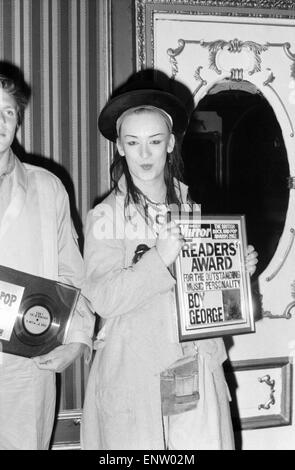 Britischer Rock und Pop Preis im Londoner Lyceum Ballroom. Sänger der Gruppe Kultur Club Boy George feiert nach dem Sieg der Daily Mirror Leser Award für herausragende Musik-Persönlichkeit. 9. Februar 1983. Stockfoto