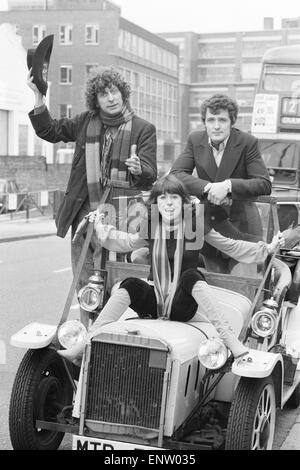 Doctor Who, Schauspieler Tom Baker - 4. Arzt - abgebildete außen Acton Probe Zimmer mit dem Auto Bessie trat von Assistenten, die Sarah Jane Smith von der Schauspielerin Elisabeth Sladen und John Andrews gespielt von Ian Marter gespielt. 9. Dezember 1974. Stockfoto