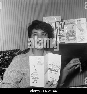 Salford geboren Dramatiker Shelagh Delaney abgebildete Eröffnung 21. Geburtstagskarten in ihrem Haus in Salford. 25. November 1959. Stockfoto