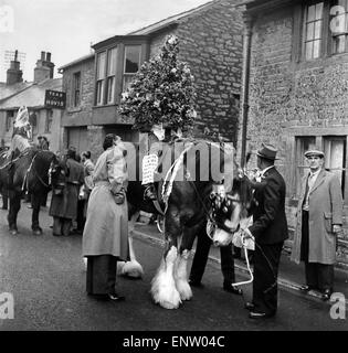 Castleton Garland oder Girlande König Tag findet am 29 Mai statt (es sei denn, dieses Datum auf einen Sonntag, wann der Brauch, am Samstag übertragen wird fällt) in der Stadt von Castleton in Derbyshire Peak District. Girlande-König, auf dem Pferderücken und bis zur Taille in ein schweres, glockenförmige Blumengirlande überdachte führt eine Prozession durch die Stadt. Castleton, Derbyshire. 28. Mai 1976. Stockfoto