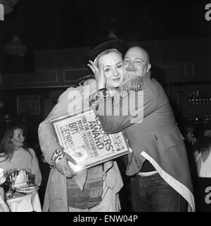 Britischer Rock und Pop Preis im Londoner Lyceum Ballroom. Sänger der Gruppe Kultur Club Boy George feiert nach dem Sieg der Daily Mirror Leser Award für herausragende Musik-Persönlichkeit. 9. Februar 1983. Stockfoto