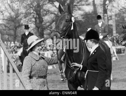 Die Königin und Tochter Prinzessin Anne, die zum ersten Mal bei Badminton-drei-Tages-Veranstaltung teilgenommen. 26. April 1971. Stockfoto