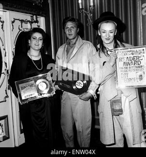 Britischer Rock und Pop Preis im Londoner Lyceum Ballroom. Sänger der Gruppe Kultur Club Boy George (rechts) feiert nach dem Sieg der Daily Mirror Leser Award für herausragende Musik Persönlichkeit mit Alison Moyet des Pop-Duos Yazoo (links), gewann die beste Sängerin und Simon Le Bon von Duran Duran, die den Preis der besten männlichen Sänger nahmen. 9. Februar 1983. Stockfoto