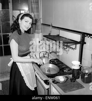 Eine Hausfrau Kochen in der Küche, 1957. Stockfoto