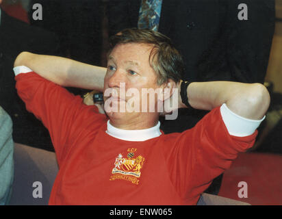 Manchester United-Trainer Alex Ferguson ein 1968 Europapokalfinale t-Shirt für eine Pressekonferenz. Ca. 1991. Stockfoto