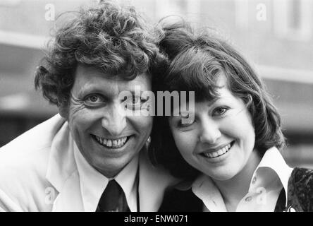 Fototermin der neuen Doctor Who, Schauspieler Tom Baker - 4. Arzt - im Bild mit Assistentin Sarah Jane Smith gespielt von der Schauspielerin Elisabeth Sladen einzuführen. 15. Februar 1974. Stockfoto