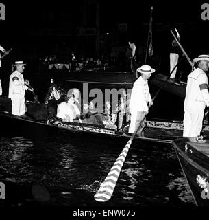 Die Königin und der Herzog von Edinburgh in Venedig in einer Gondel. 8. Mai 1961. Stockfoto