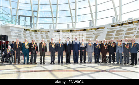 Minsk, Weißrussland. 11. Mai 2015. Chinesischen Staatspräsidenten Xi Jinping (8., L) und der weißrussische Präsident Alexander Lukashenko (9., L) mit 15 belarussischen zwei Weltkrieg (WWII) Veteranen im belarussischen staatlichen Museum des großen Vaterländischen Krieges in Minsk, der Hauptstadt von Belarus, 11. Mai 2015 erfüllen. XI kam hier Sonntag für einen dreitägigen Staatsbesuch in Belarus, die erste von einem chinesischen Staatsoberhaupt in 14 Jahren. Bildnachweis: Xie Huanchi/Xinhua/Alamy Live-Nachrichten Stockfoto