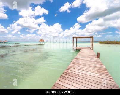 Pier und Palapa in Karibik Bacalar Lagune, Quintana Roo, Mexiko Stockfoto