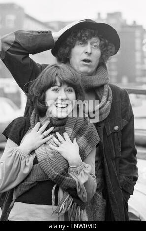 Doctor Who, Schauspieler Tom Baker - 4. Arzt - abgebildete außen Acton Probe Zimmer mit Assistentin Sarah Jane Smith gespielt von der Schauspielerin Elisabeth Sladen. 9. Dezember 1974. Stockfoto