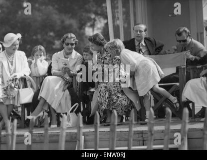 Königin Ingrid von Dänemark gerade Polo mit der Königin, Prinz Charles und Prinzessin Anne im Windsor Great Park. 24. Juni 1957. Stockfoto