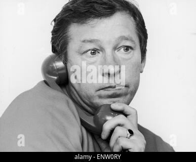 Neue Manchester United Manager Alex Ferguson spricht am Telefon in seinem Büro, November 1986. Stockfoto