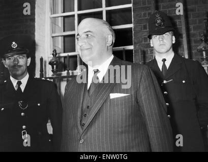 Lord Kilmuir Lordkanzler (Sir David Maxwell Fyffe) hier draußen 10 Downing Street zu sehen nach dem Rücktritt von Anthony Eden 9. Januar 1957 Stockfoto