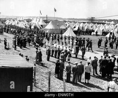 Große Parade Burley beschreiben: Marschieren vorbei zu den Pfeifen... eine Ablösung der London Irish Rifles im Trommelfell Parade Dienst nahmen einige 4.000 Männer der 1. (London)-Infanterie-Brigade, territoriale Armee im Lager bei Burley (Hants). Ca. 1935 Stockfoto