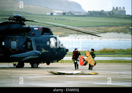 Sumburgh Hubschrauberabsturz. Teile des Hubschraubers von dem Absturz erholt. November 1986. Am 6. November 1986 stürzte ein Boeing 234LR Chinook-Hubschrauber 2,5 mi (4,0 km) nordöstlich des Flughafens. Nur zwei Menschen überlebten mit 45 Todesopfer. Stockfoto