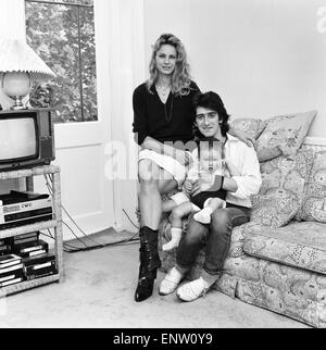 Gary Holton, Schauspieler mit Familie, Freundin Susan Harrison und Sohn rot, im Bild zusammen, zu Hause in London, Juli 1984. Stockfoto