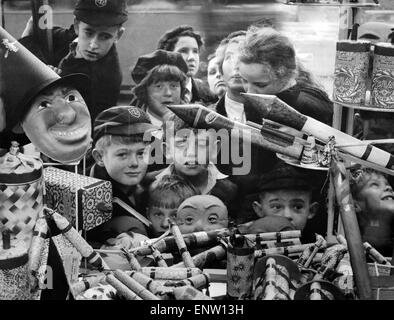 Ein Gewirr von kleinen Flächen Peer auf einen Haufen von sehr großen Böller. Den Spaß wird, den diese Caversham Kinder auf Bonfire Night haben, können Sie sich vorstellen. Oktober 1959 P029085 Stockfoto