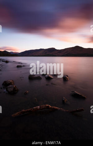 Einen Stock in Derwent Water nach Sonnenuntergang, Lake District Stockfoto