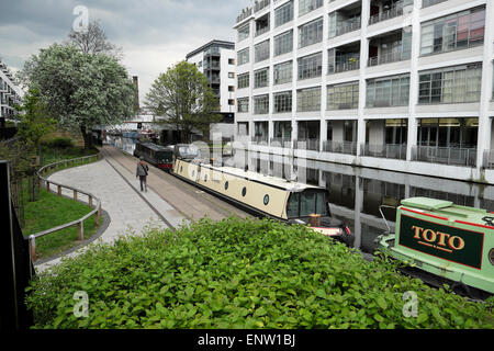 Hausboote günstig entlang Regents Canal Boote und Bürogebäude in der Nähe von schäferin Spaziergang in London N1 England UK KATHY DEWITT Stockfoto