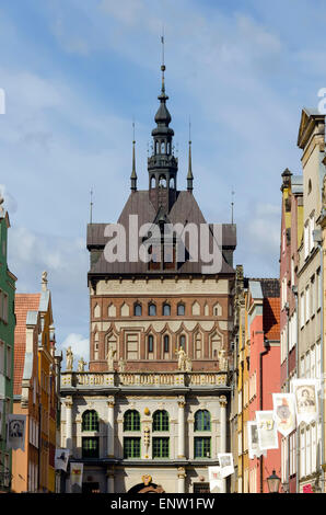 UL Dluga Straße (Long Street, der Königsweg) historische Wohnhaus beherbergt vor The Golden Gate alten Stadteingang Danzig Polen Stockfoto