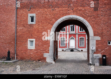 Hauptgebäude der Stavelot Abbey durch einen Torbogen gesehen. Die Abtei von den Fürstbischöfen von Stavelot, Belgien. Stockfoto