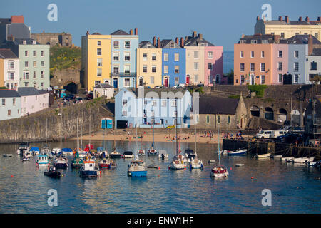 Tenby Hafen mit Booten an den hohen Gezeiten bei Sonnenuntergang Tenby Dinbych-y-Pysgod Pembrokeshire Südwest-Wales UK Stockfoto